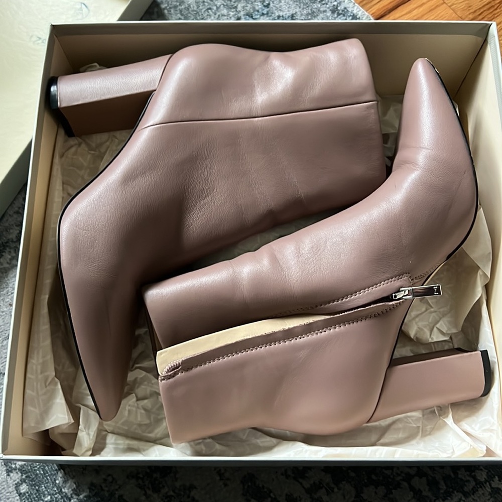Marc Fisher size 8.5 in a blush pink color.